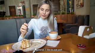 Я управляю ее киской со смартфона — получила яркий оргазм в ресторане