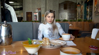 Я управляю ее киской со смартфона — получила яркий оргазм в ресторане
