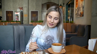 Я управляю ее киской со смартфона — получила яркий оргазм в ресторане